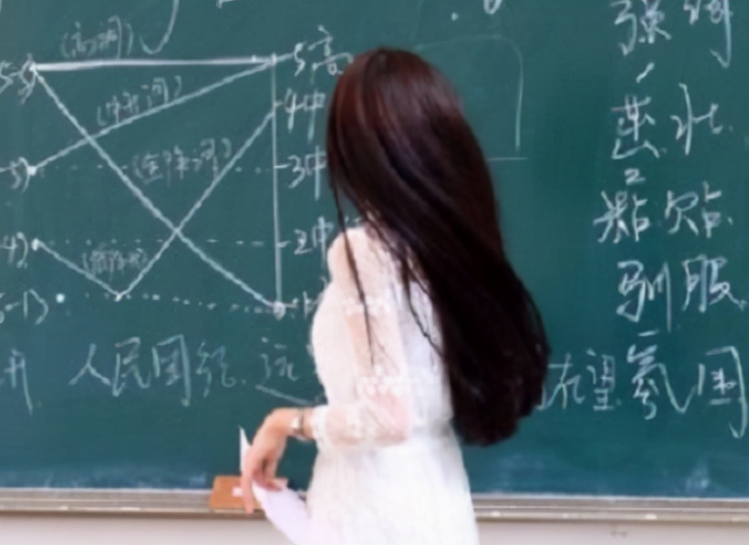 安徽某大学女教师走红，穿衣风格酷似“司藤”，却被怀疑另有目的