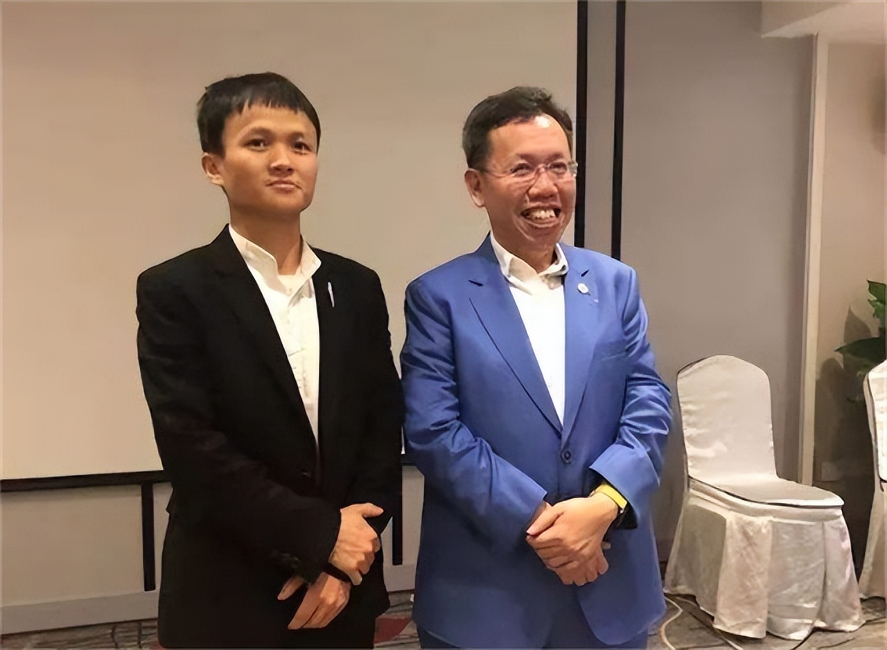 4年前，重庆小伙撞脸马云，为了见马云，在杭州边打工边包装自己