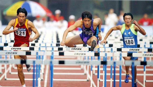 美国跨栏飞人创新赛季世界最佳,刘翔之后又一巨星)