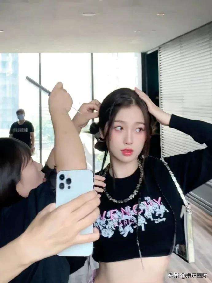 虞书欣晒美照娇艳迷人 穿小粉裙妆容精致