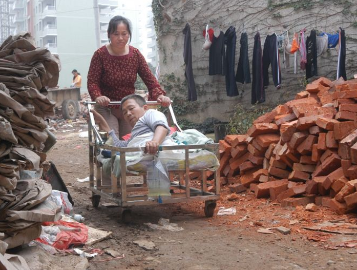 “半截人”彭水林：身体因车祸只剩78厘米，“重生”后回报社会