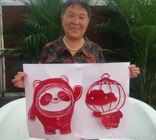 济南一村口惊现巨型冰墩墩！爆火后被村长连夜&ldquo;解救&rdquo;，网友：现在的我你高攀不起