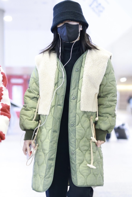 “谢娜”的衣品终于逆袭！穿牛油果绿棉服配运动裤，减龄如同18岁