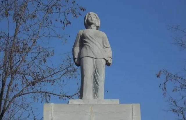 23岁巾帼女英雄，拯救群众不幸被抓，惨遭日军掏心“一尸两命”