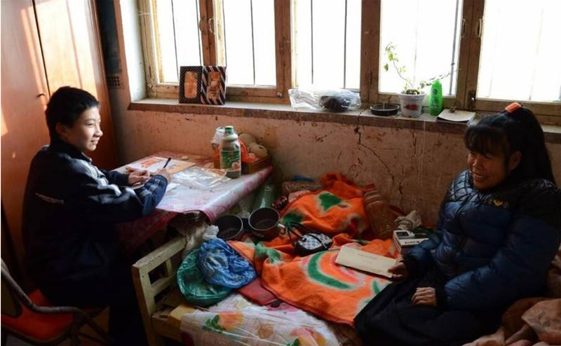 河北男孩逆袭记：9岁捡废品照顾瘫痪母亲，18岁744分考上清华大学