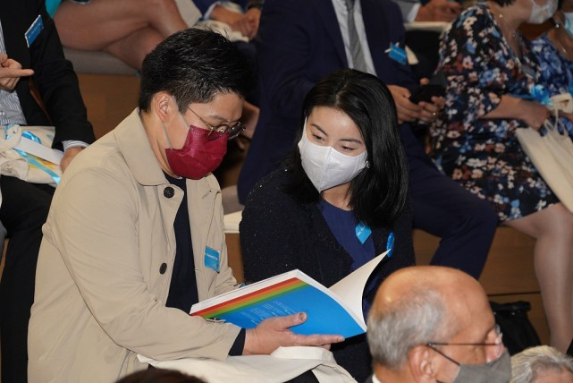 郭晶晶夫妇出席活动互动甜蜜，霍震霆活力满满，阔太甘比贵气十足