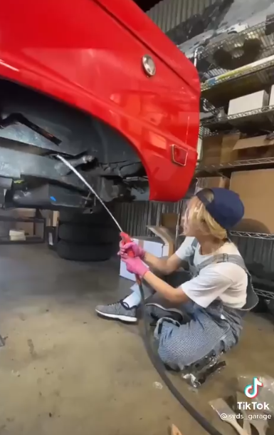 好莱坞美少女爆红！金发碧眼身材火辣，却被骂丑直播爆哭？