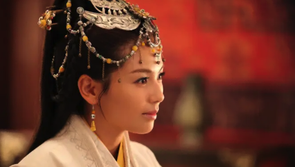 颜值不够别带“额饰”！13位女星造型PK，谁才撑得起倾国倾城