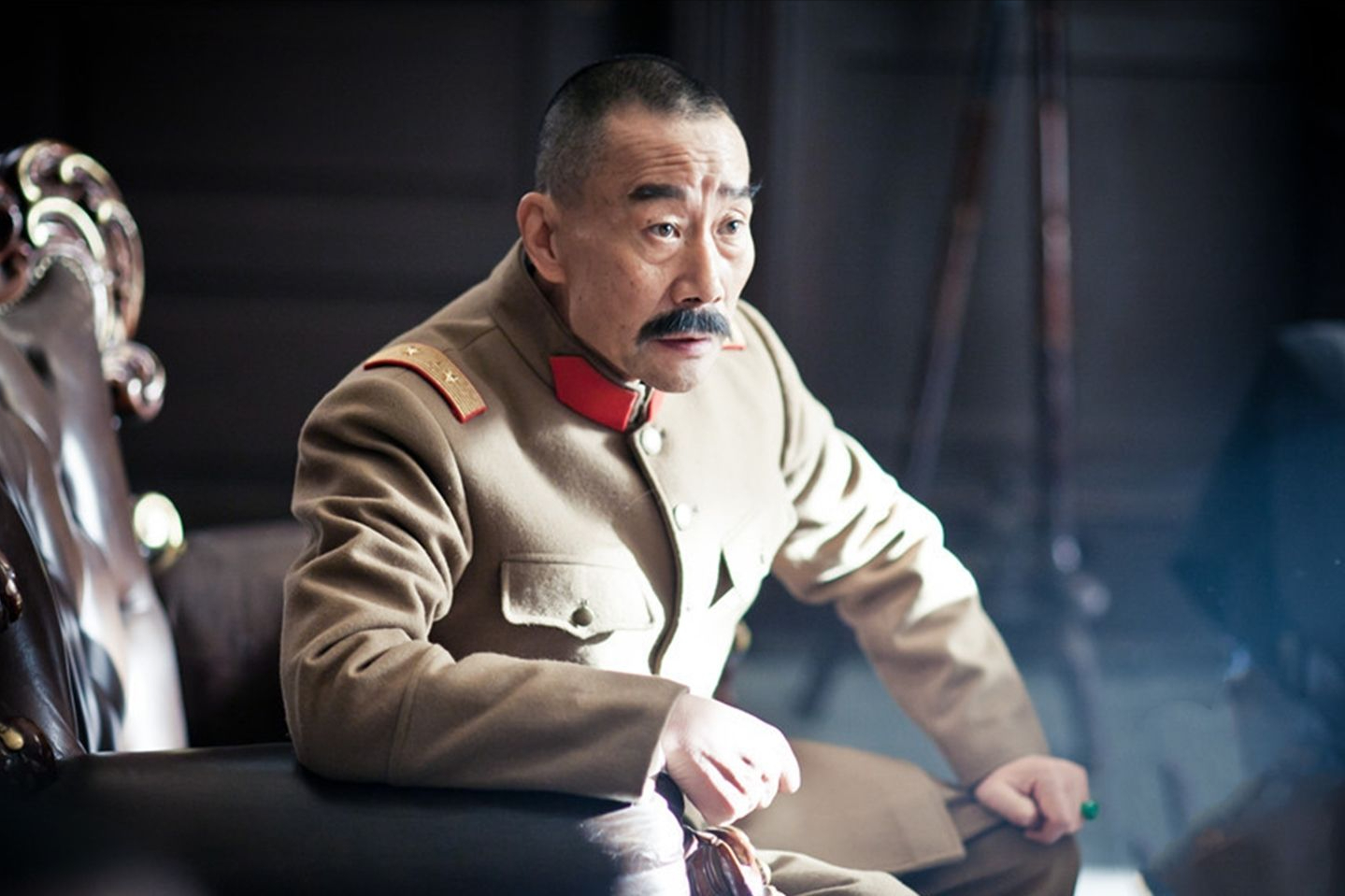 张作霖缓慢走上高台,可是在士兵急切的眼光中,这位张大帅反而并未开口