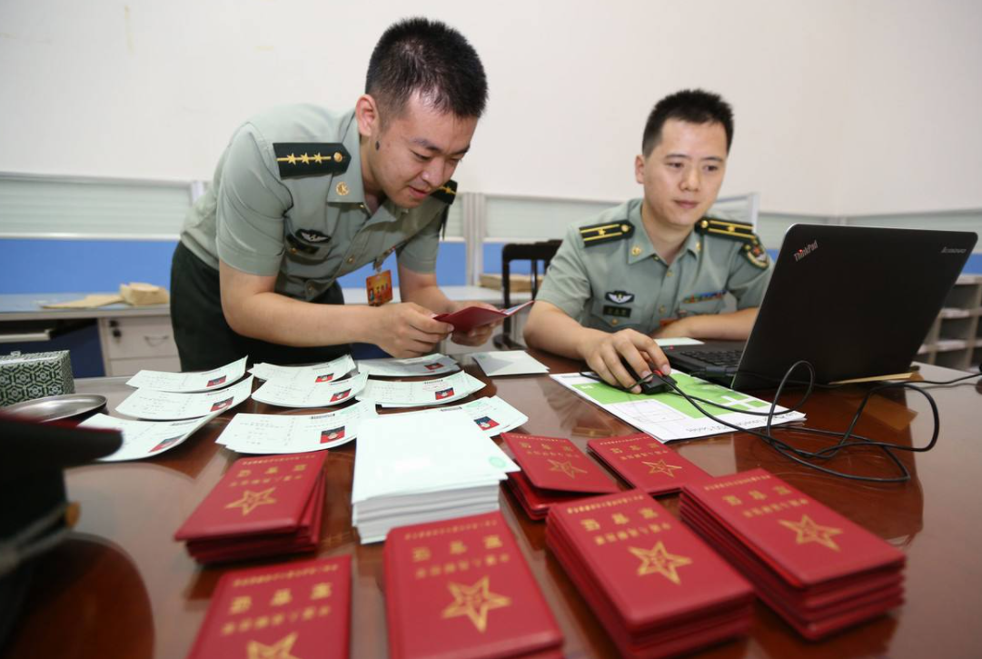 “铁饭碗”职业排名更新，军队文职成为榜首，公务员排名出乎意料