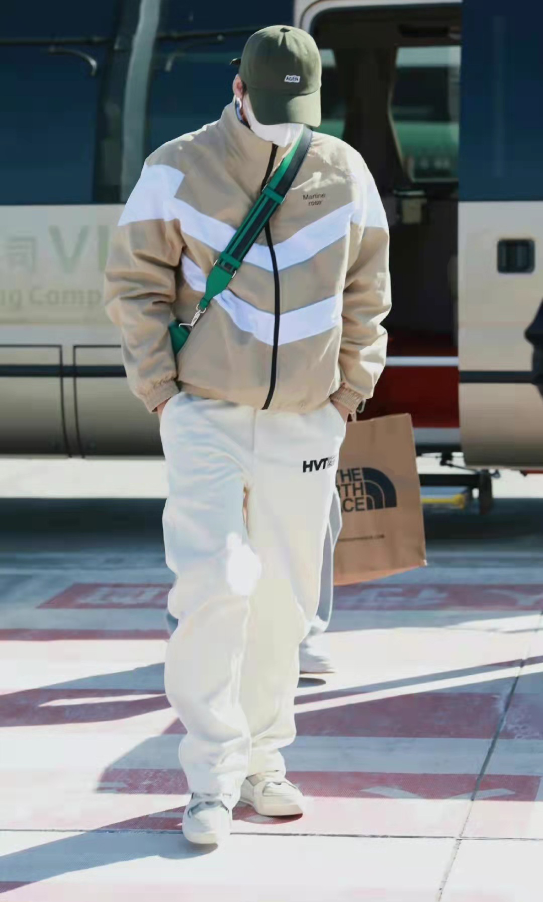 李易峰拼接卡其色休闲外套搭配白色休闲裤，休闲舒适，时尚有型