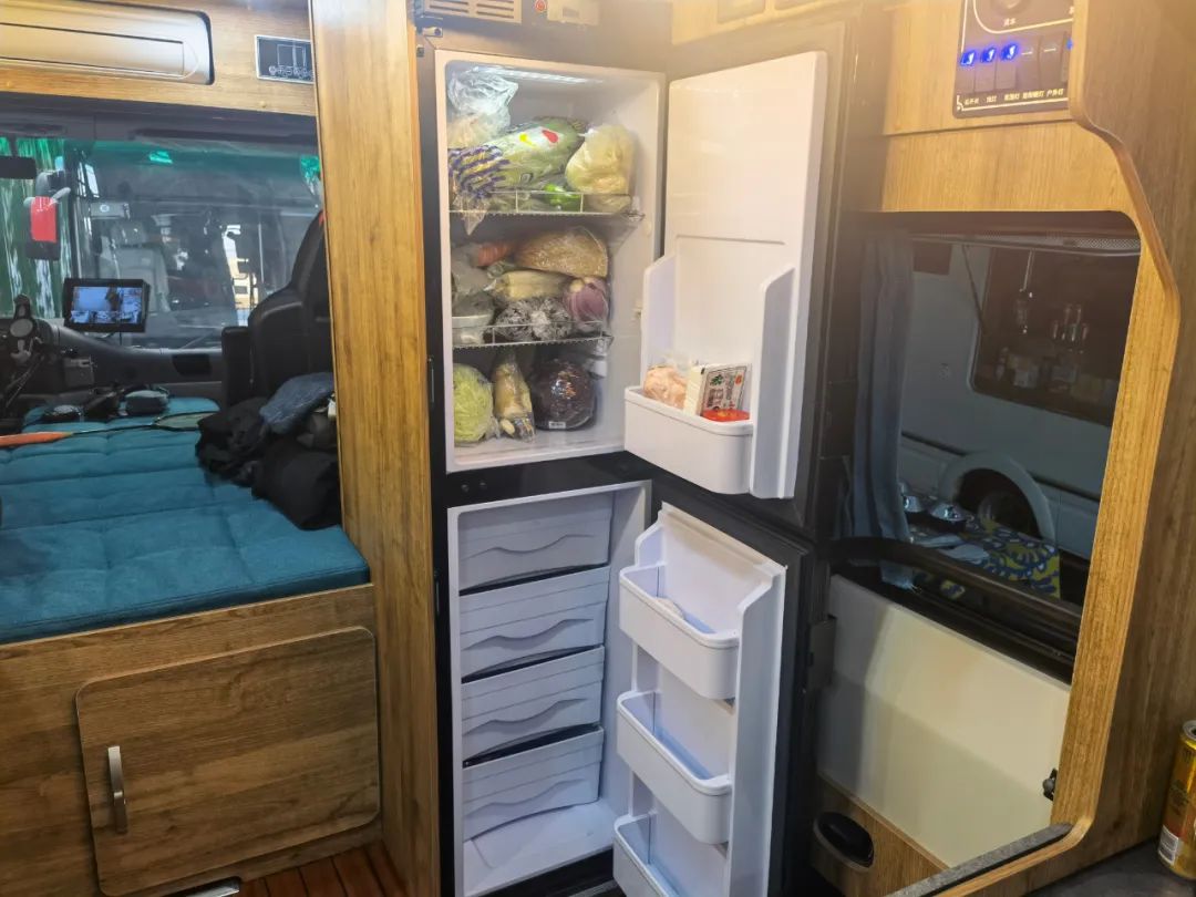 B型房车竟然能有那么大的空间，并且还配有四驱系统，24V双发电机