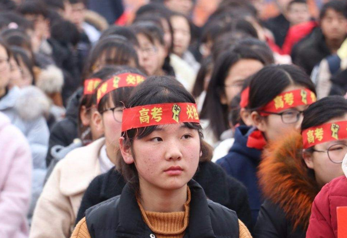 高考答题卡为何必须用2B铅笔涂呢？扫描后的试卷一对比，差距鲜明