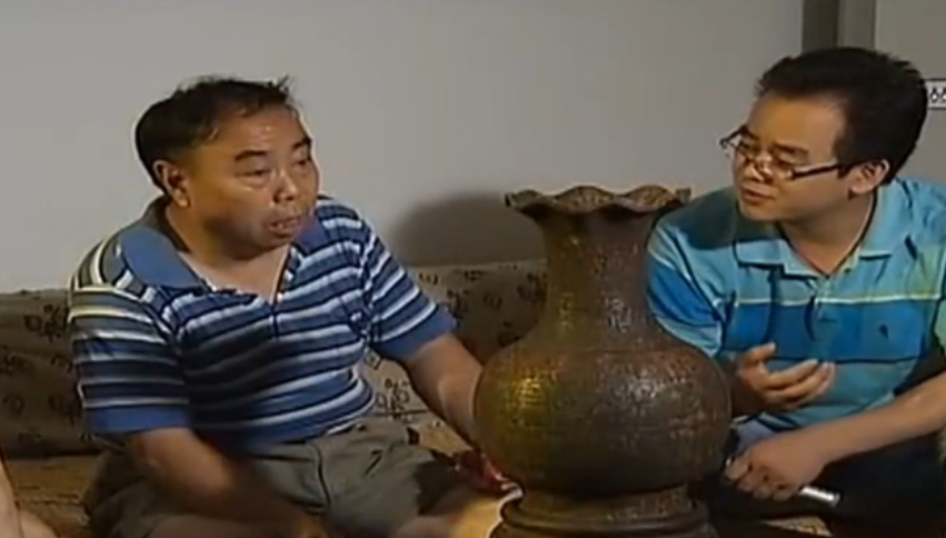 2011年，湖南大叔淘到神奇"古瓶"，清水倒入变金水，多少钱都不卖