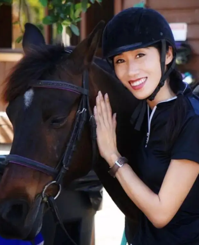 重庆女孩大二退学，35岁离婚，37岁卖房学飞行，43岁环球单飞成功