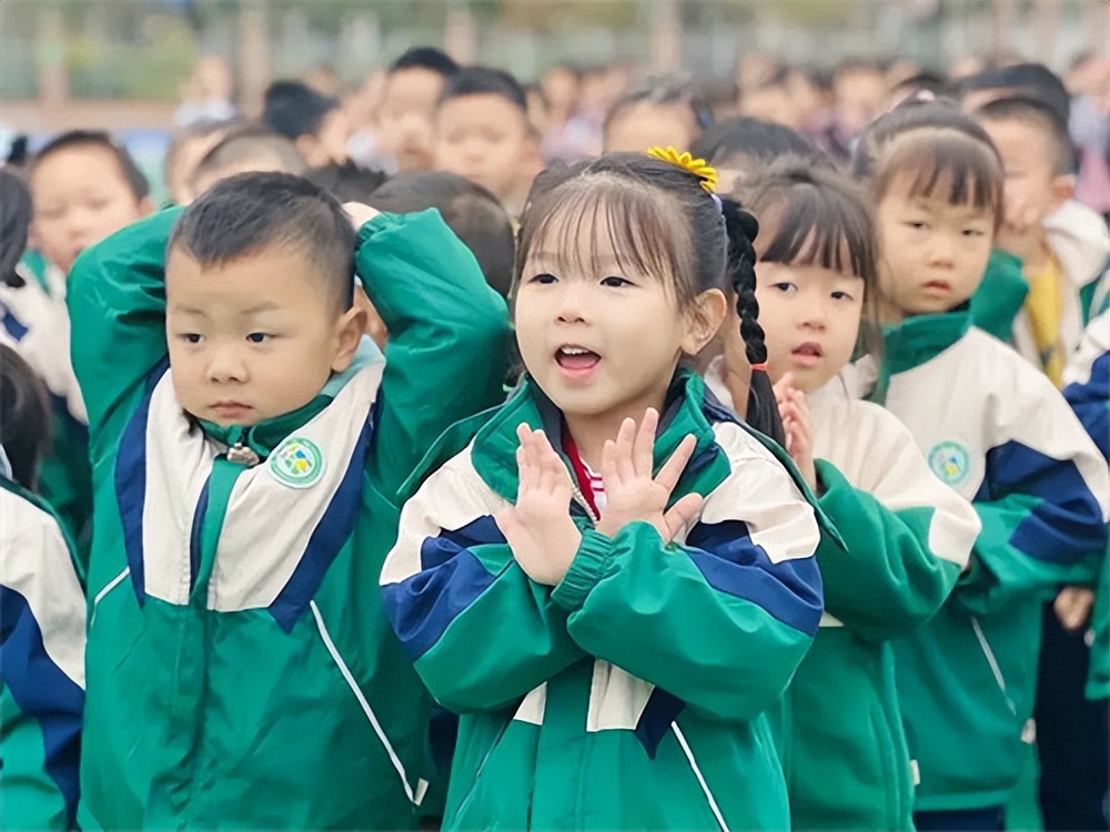 五谷飘香——东坡区齐通幼儿园开展国旗下活动