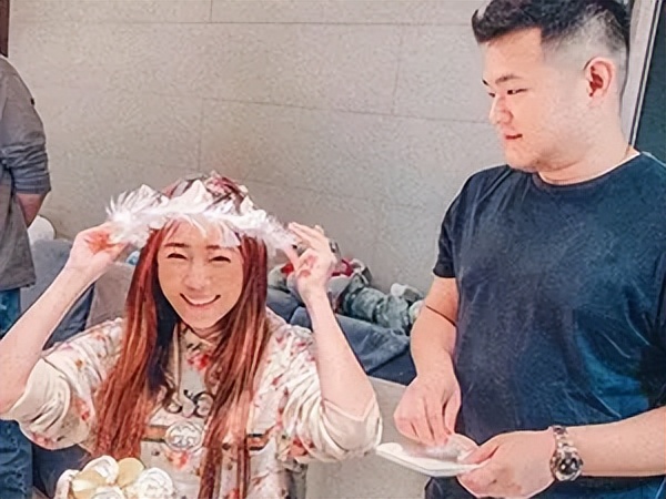 还记得“黑涩会美眉”丫头吗？为了逃离蟑螂房，她用了10年时间