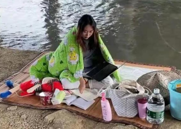 女大学生衣着单薄住桥底，寒风中仍捧电脑学习，评论区充满质疑声