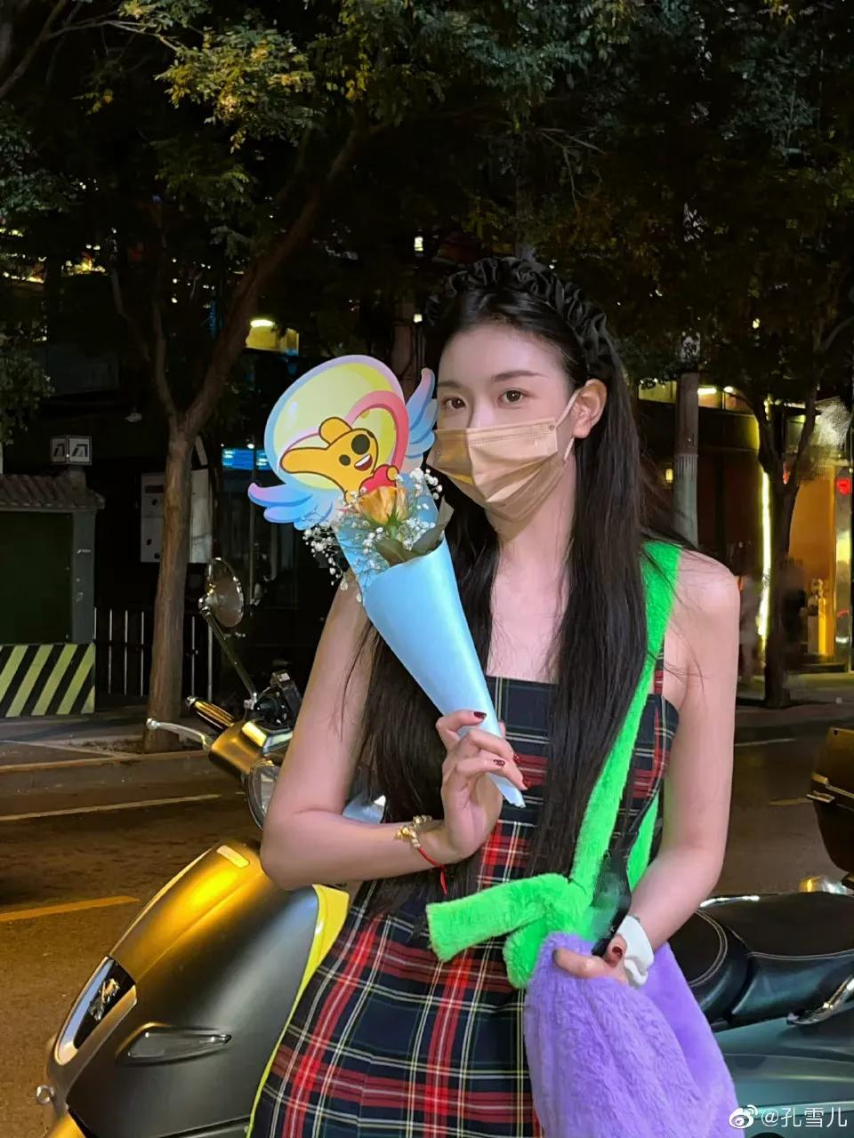 孔雪儿遛弯被送七夕鲜花