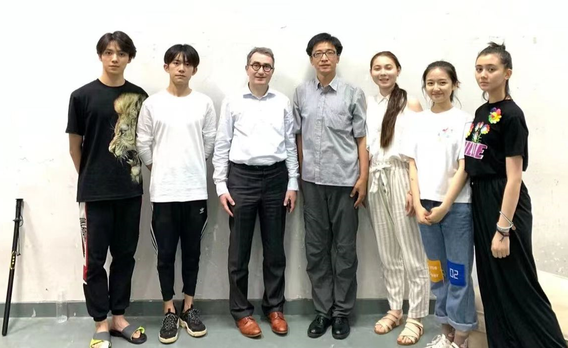 中戏明星班毕业啦!易烊千玺答辩穿百元长裤,李兰迪素颜脑门锃亮