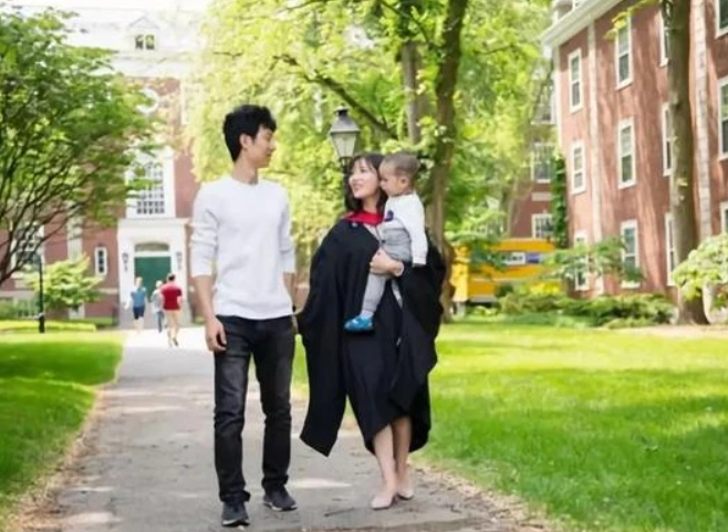 杭州90后女孩，17岁拒绝保送清华，大二未婚生子，22岁带娃读哈佛