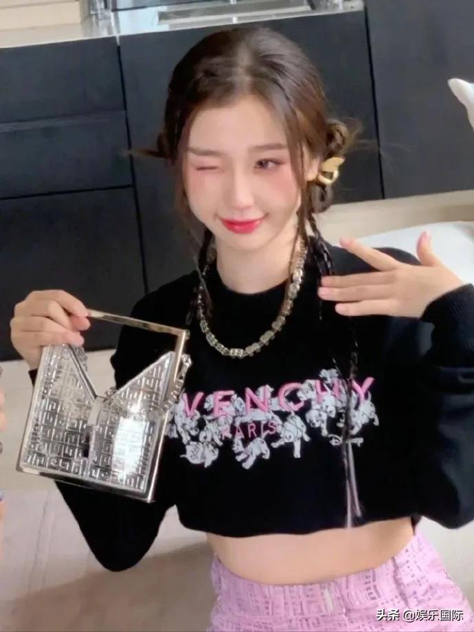 虞书欣晒美照娇艳迷人 穿小粉裙妆容精致