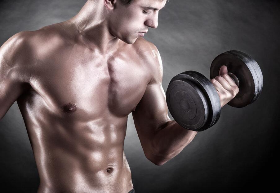 ​國外肌肉男示範的居家胸肌和肱三頭肌訓練動作