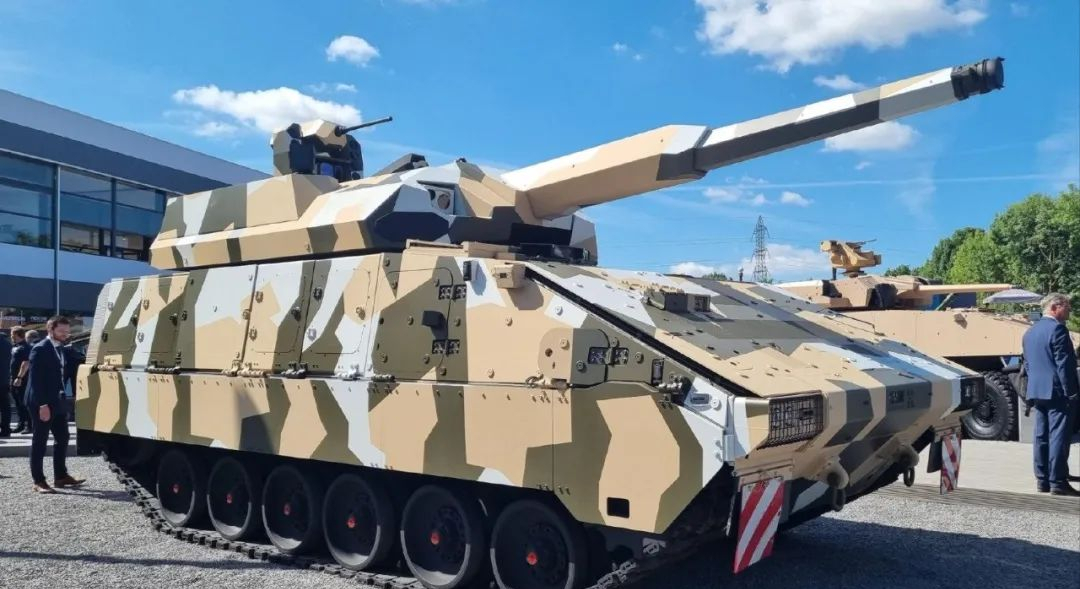 新型拳师犬履带版装甲车化身"变形金刚",可换20种模块扛120炮