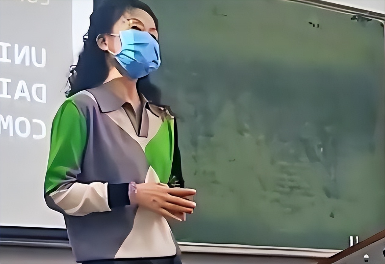 高校老教师打扮尽显雅致，年轻人自愧不如，家长却在线“泼冷水”
