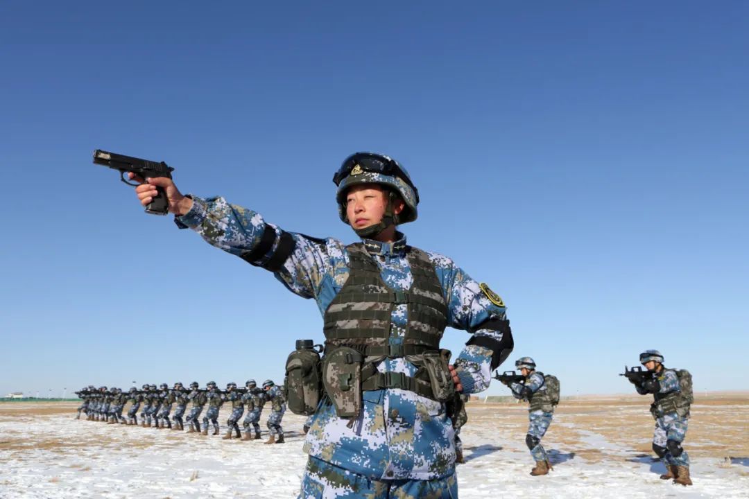 ▼寒訓中的海軍陸戰隊女兵▼吳桐兩棲攻擊艦