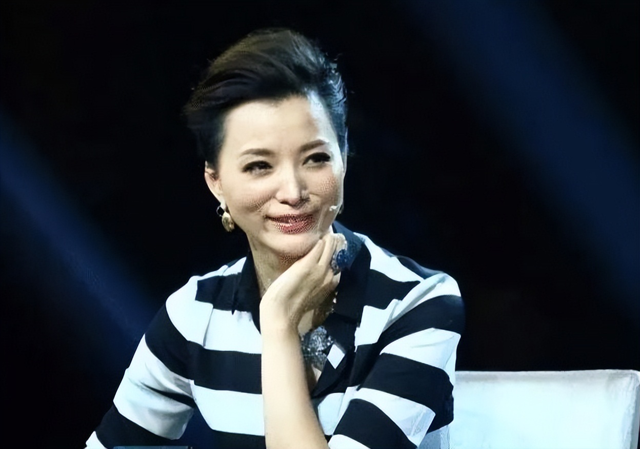 她父亲是央视台长，母亲是著名播音员，她能接替董卿的位置吗？