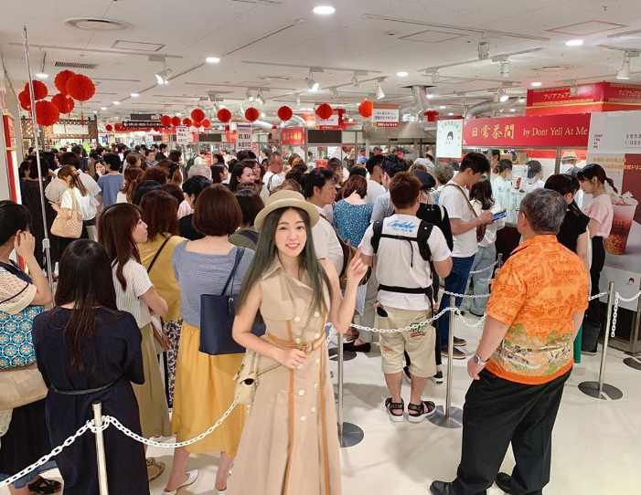 还记得“黑涩会美眉”丫头吗？为了逃离蟑螂房，她用了10年时间