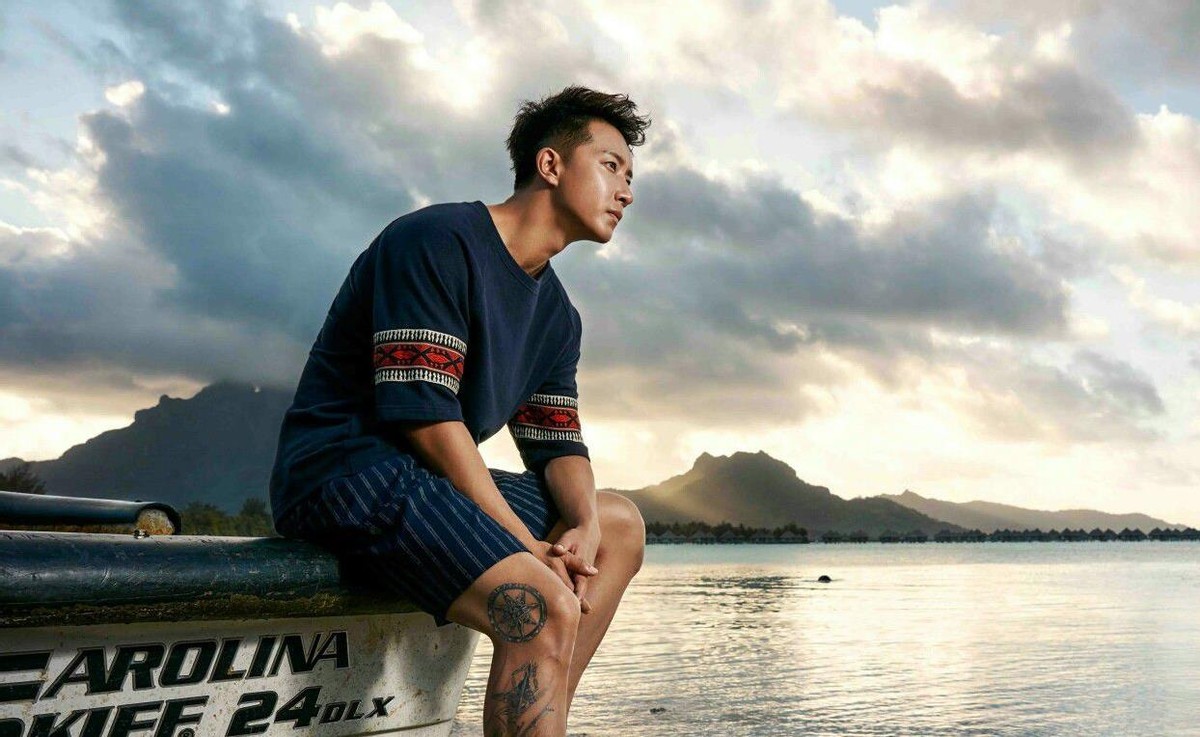 中传毕业科班出身，靠选秀搭档杨超越出道，后转行演戏屡遭吐槽