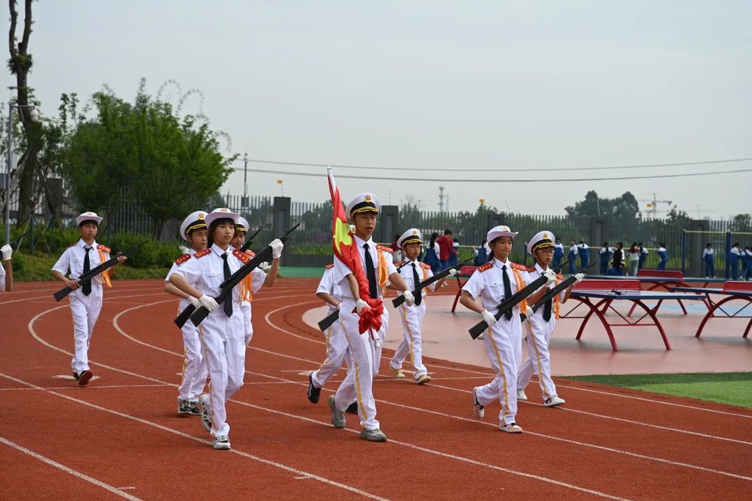 点亮心灵之灯 照亮人生之路｜新兴中学附属小学举行主题升旗仪式