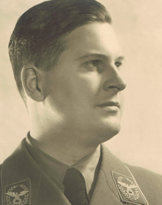 二战中希特勒有多残暴？送上万未成年孩子上战场，被俘后痛哭求饶