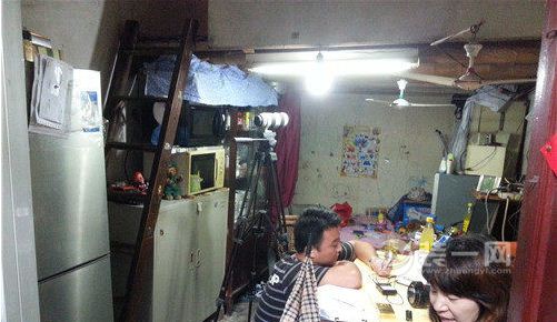 一个80后上海“土著”家庭的窘境：年薪40万还住着50平的老弄堂
