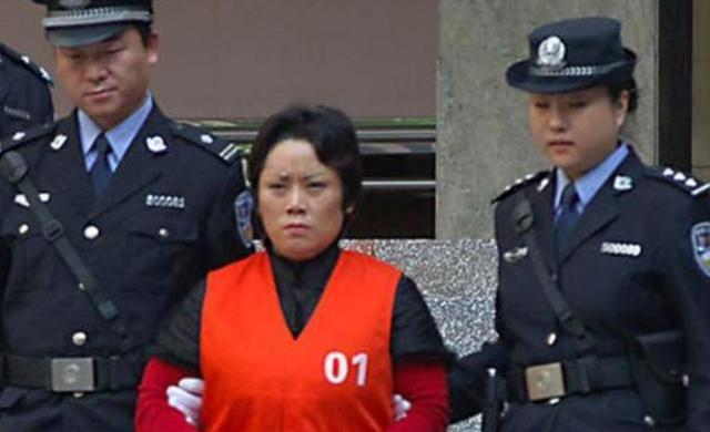 2000年她开赌场赚千万、包养16个男友，谁是重庆黑老大背后的人？