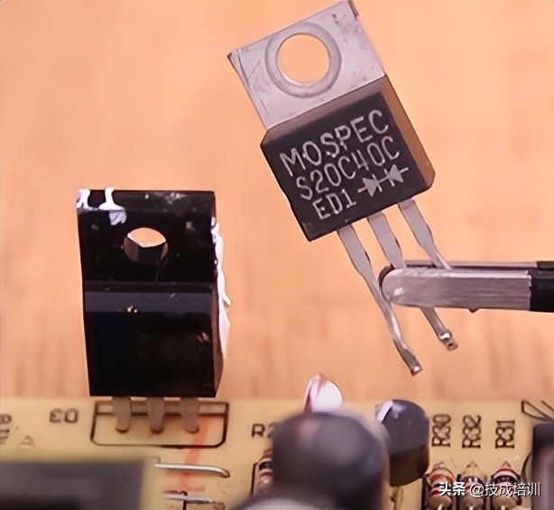 不知道开关电源“五脏六腑”在哪的电工，不是一名合格的维修电工