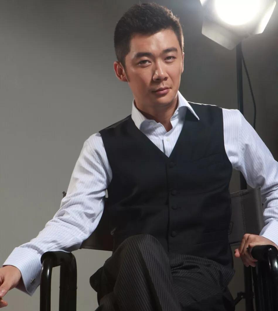 万传家饰演者曹征，三度合作郑晓龙导演，与周迅、孙俪演对手戏