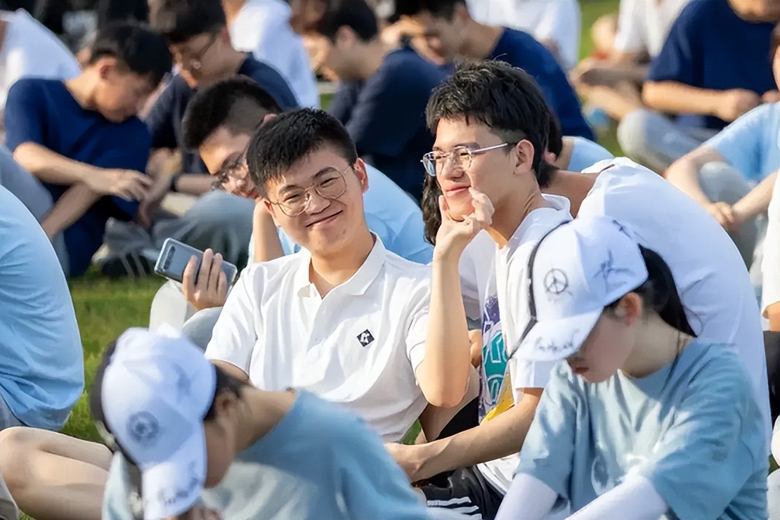 大学生面对心理测试表，乱填一通后，被辅导员“请”到了办公室