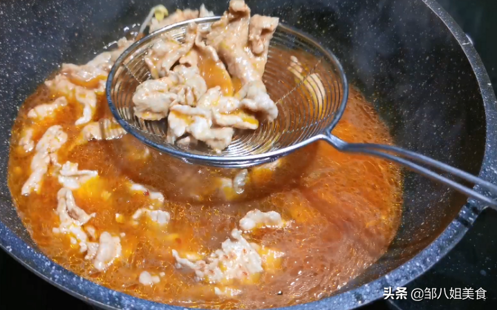 水煮肉片怎么做最好吃？做好2個關(guān)鍵步驟，肉片滑嫩鮮香，好下飯