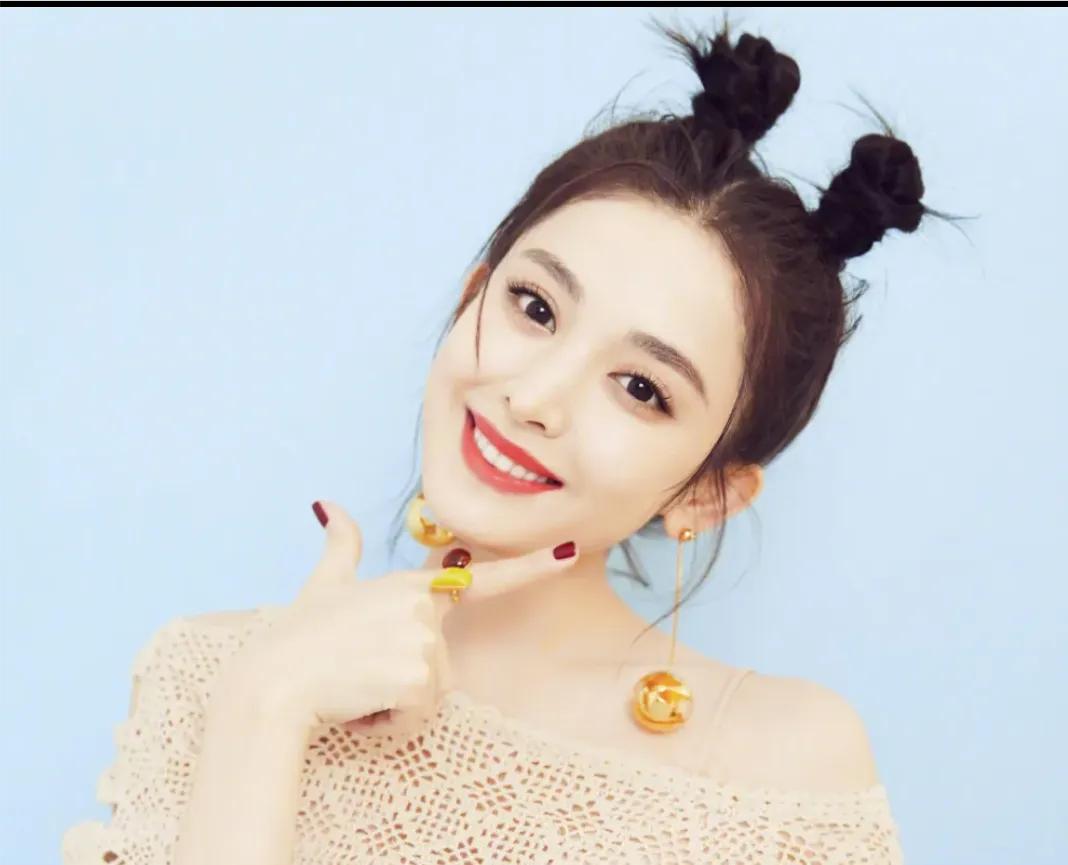 古力娜扎的绝美大片，精致五官，俏皮哪吒头，金色大圆球耳环吸睛