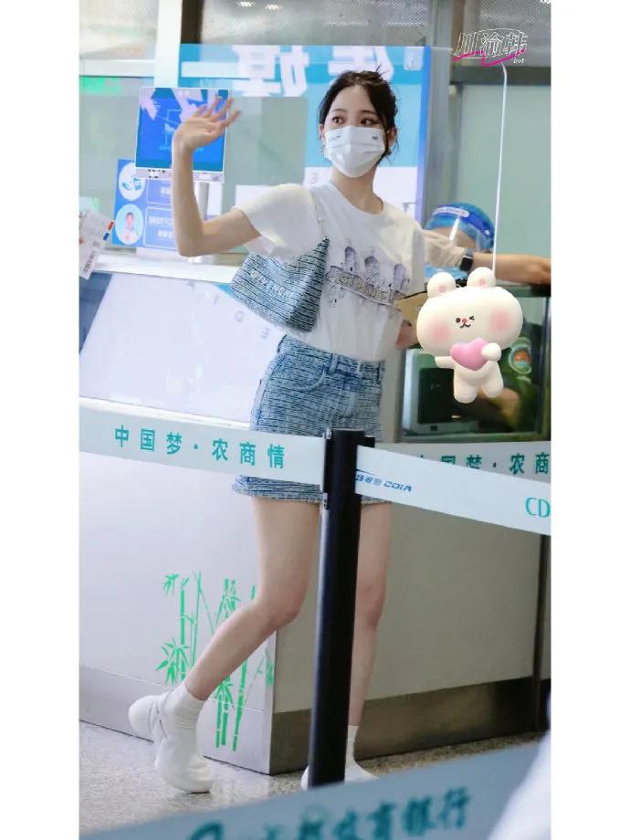 欧阳娜娜近日的机场私服解析，清爽简约又甜酷宜夏！​​​