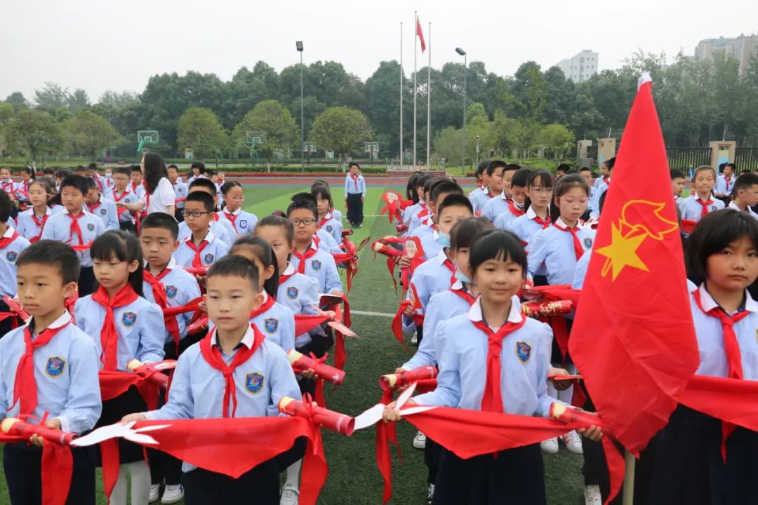成都市双流区实验小学外国语学校有序推进新队员入队仪式课程