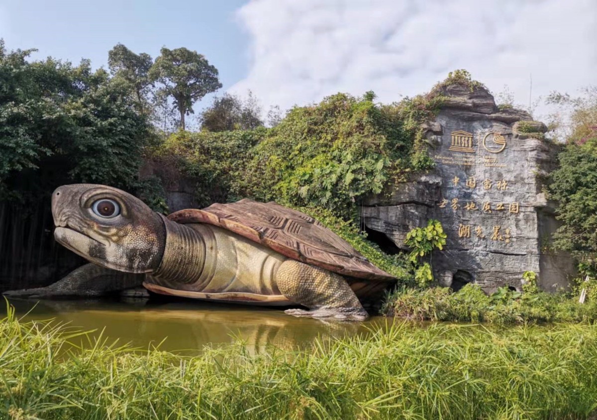 这个神龟雕像,取材于湖光岩的神龟传说.