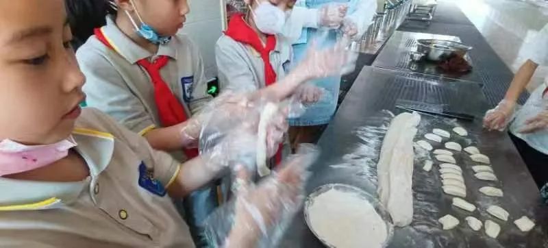 争做小小劳动者｜实验小学外国语学校坚持开展丰富的劳动教育课程