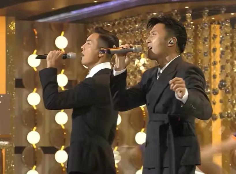 香港回归25周年众星齐聚！成龙好老刘德华气场强，霆锋伟霆似同龄