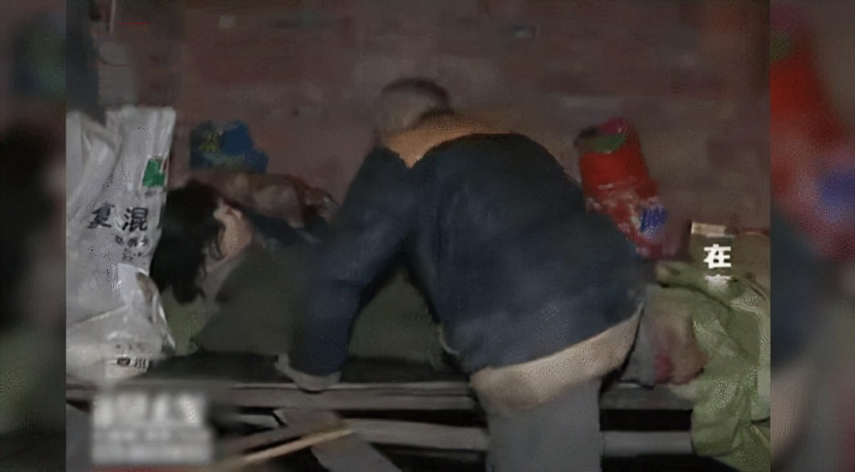 27年前，四川女大学生被拐，与55岁老汉住猪圈17年，获救时已疯癫