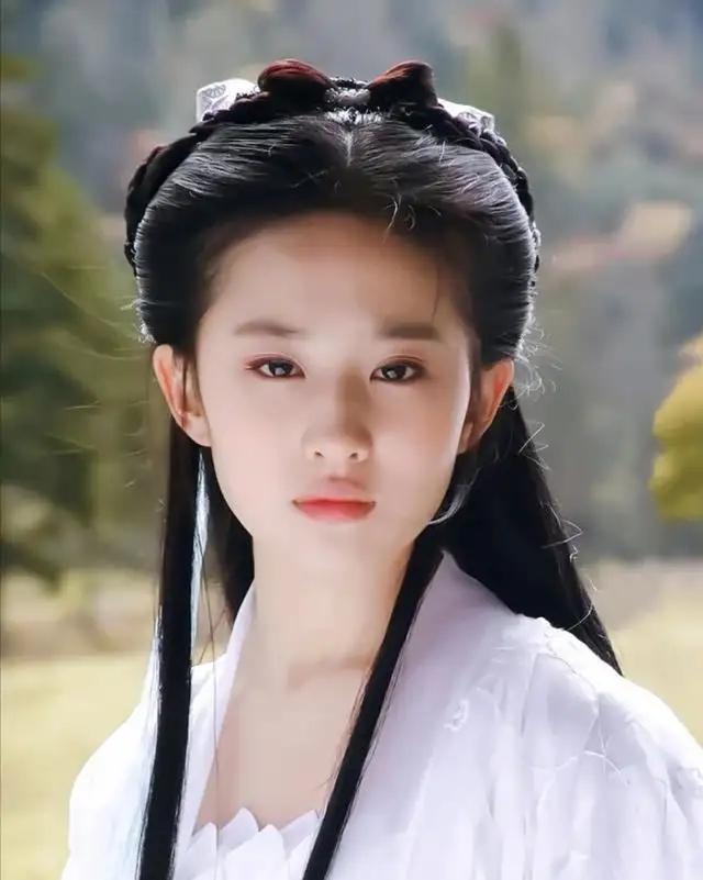 在真正的美貌面前，根本不需要直角肩和精灵耳，刘亦菲的美有多绝