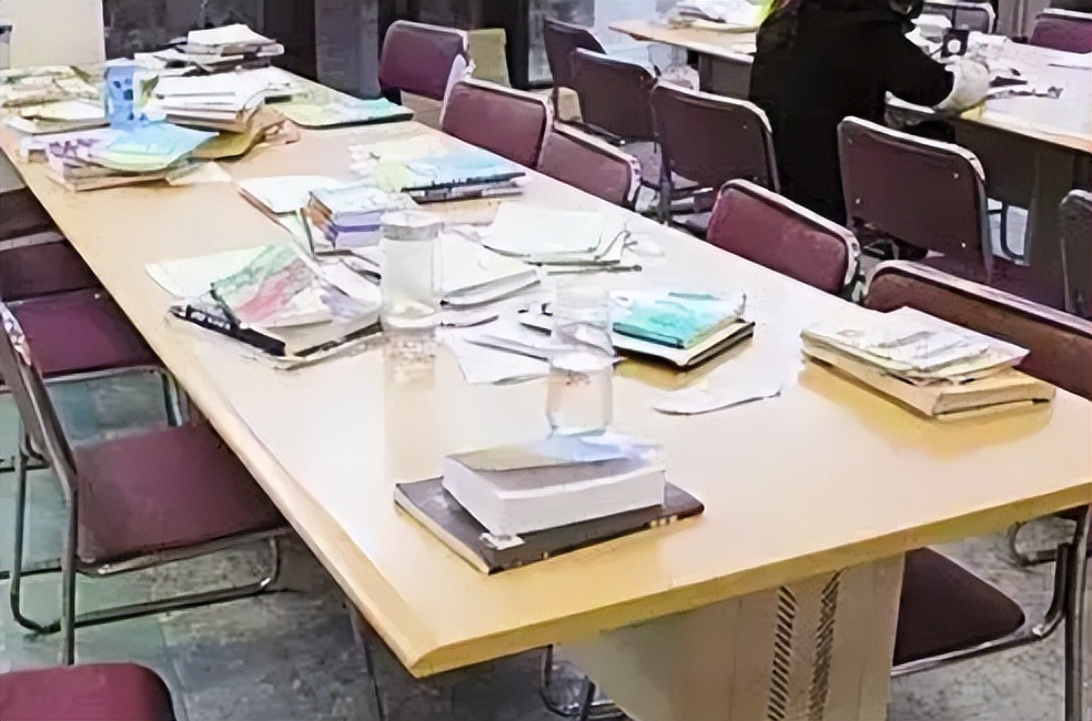 一张清华教室实拍图流出，“内卷严重”谁的错？被嘲高学历低素质